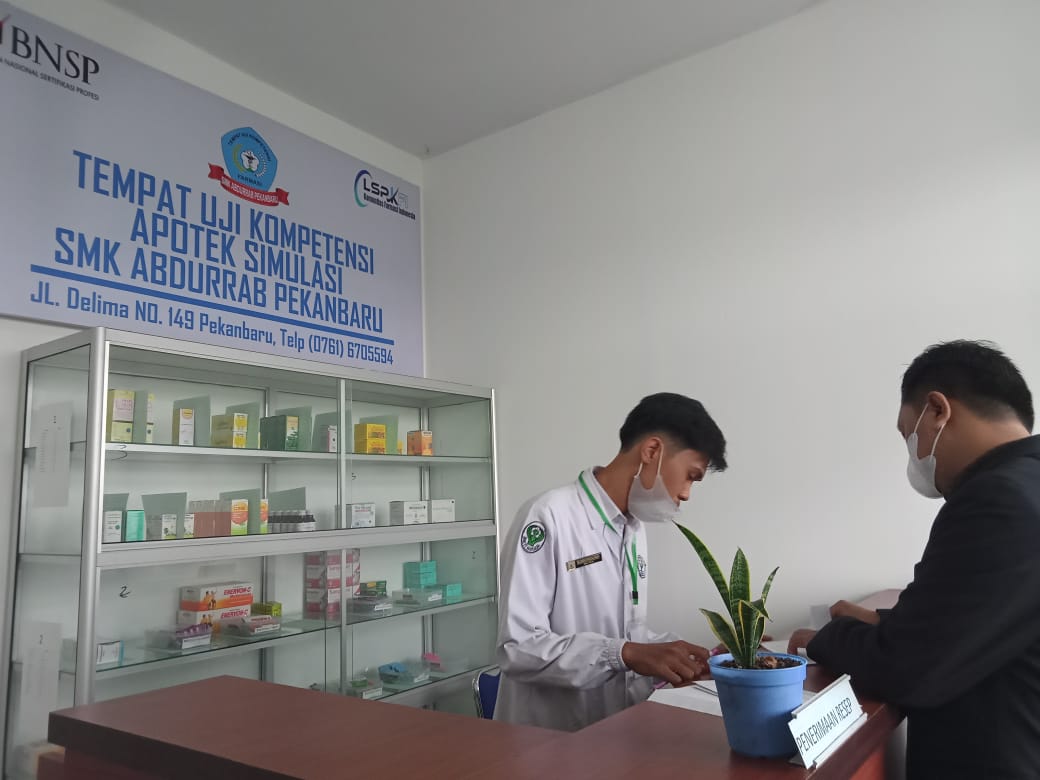 282-76-orang-siswai-jurusan-farmasi-smk-abdurrab-siap-menyandang-gelar-kompeten