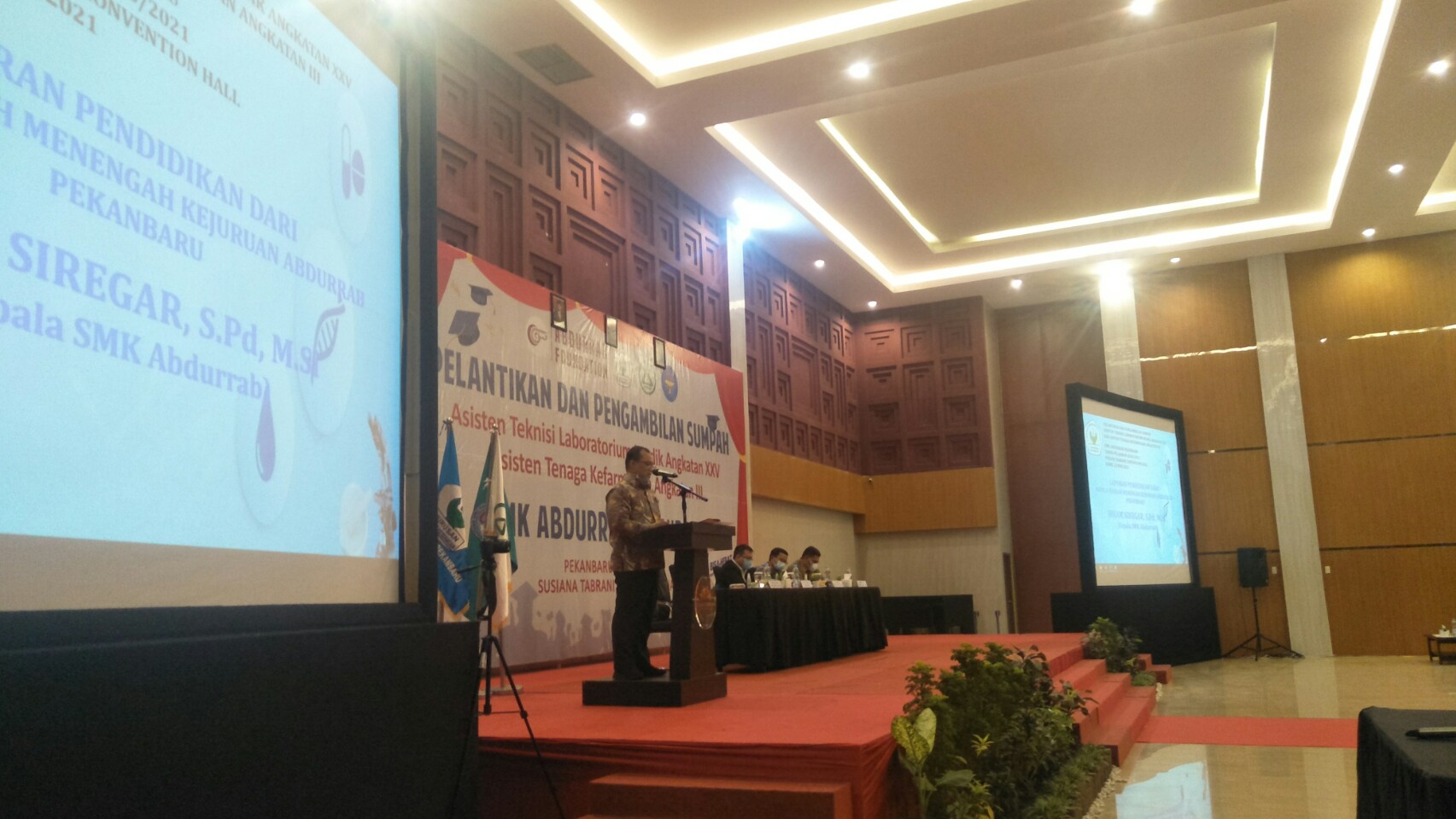 286-dengan-protokol-kesehatan-ketat-smk-abdurrab-pekanbaru-gelar-acara-pelantikan-dan-pengambilan-sumpah-asisten-tenaga-kesehatan