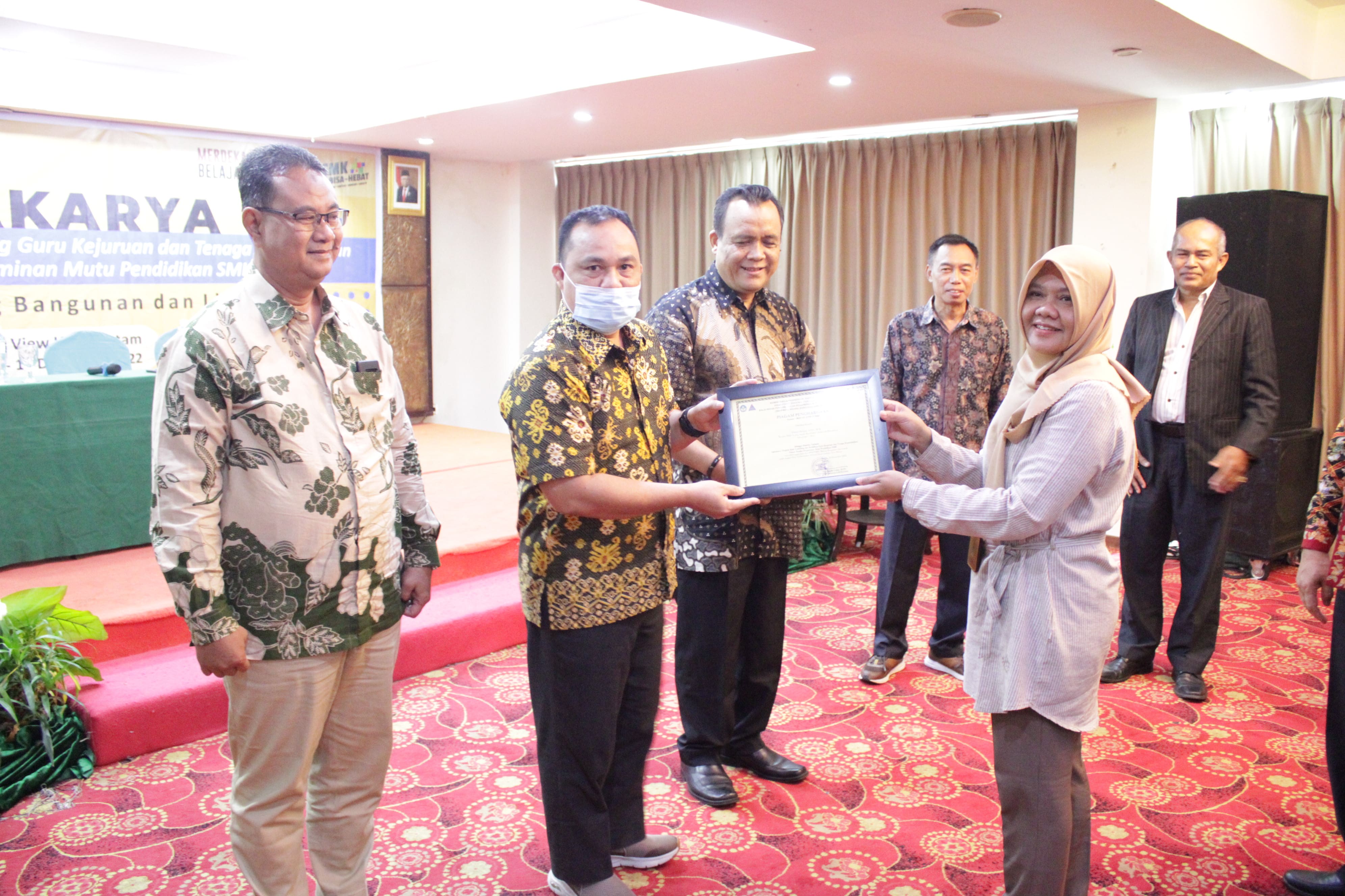 424-tahniah-kepala-smk-abdurrab-pekanbaru-irham-siregar-spd-msi-mendapatkan-penghargaan-sebagai-peserta-terbaik-dalam-lokakarya-praktik-baik-upskilling-dan-reskilling-guru-kejuruan-dan-tenaga