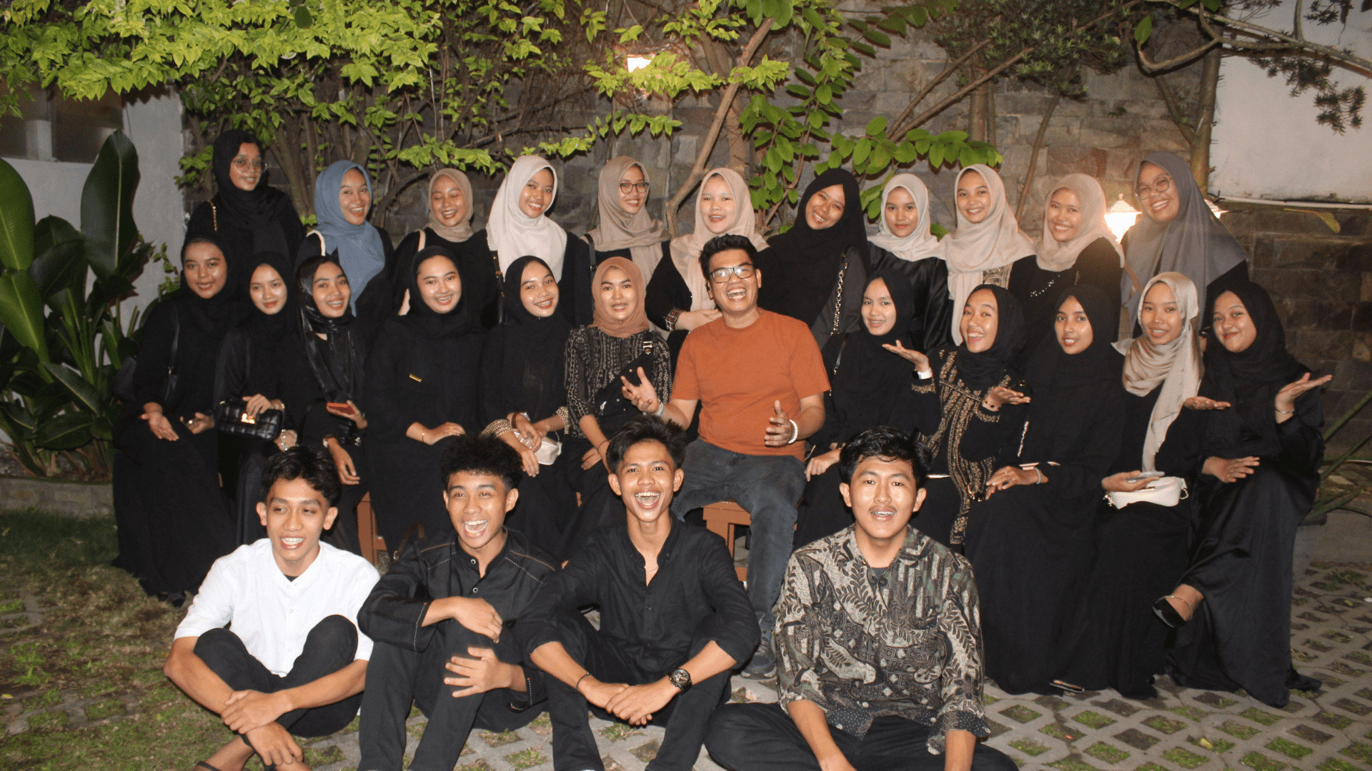 569-siswai-smk-abdurrab-berbuka-bersama-merajut-tali-silaturrahim-di-cimols-cafe