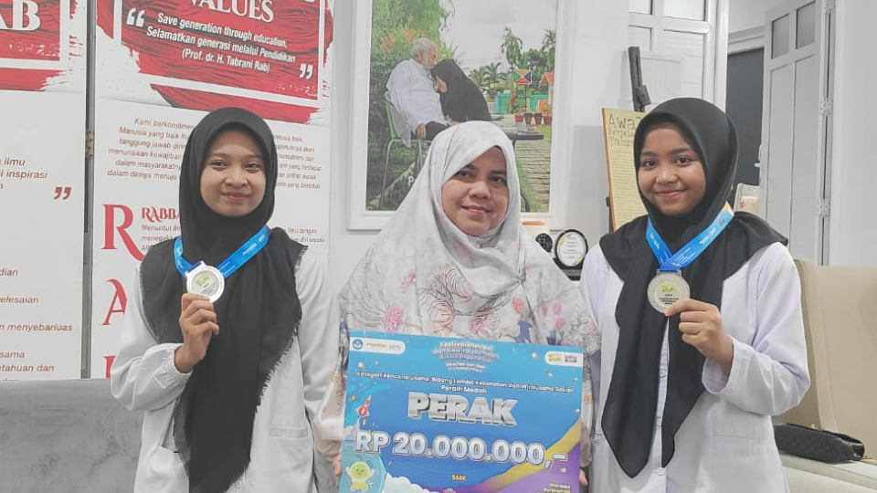 606-tahniah-kepada-tim-karya-tulis-ilmiah-smk-abdurrab-tiara-muktaviona-dan-allya-berliana-putri-telah-meraih-medali-perak-dalam-lomba-karya-tulis-ilmiah-festival-inovasi-dan-kewirausahaan-si