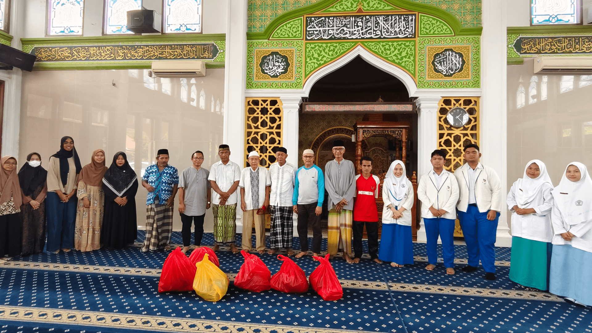 624-smk-abdurrab-pekanbaru-berbagi-paket-sembako-di-bulan-ramadhan-kepada-masyarakat-sekitar-sekolah